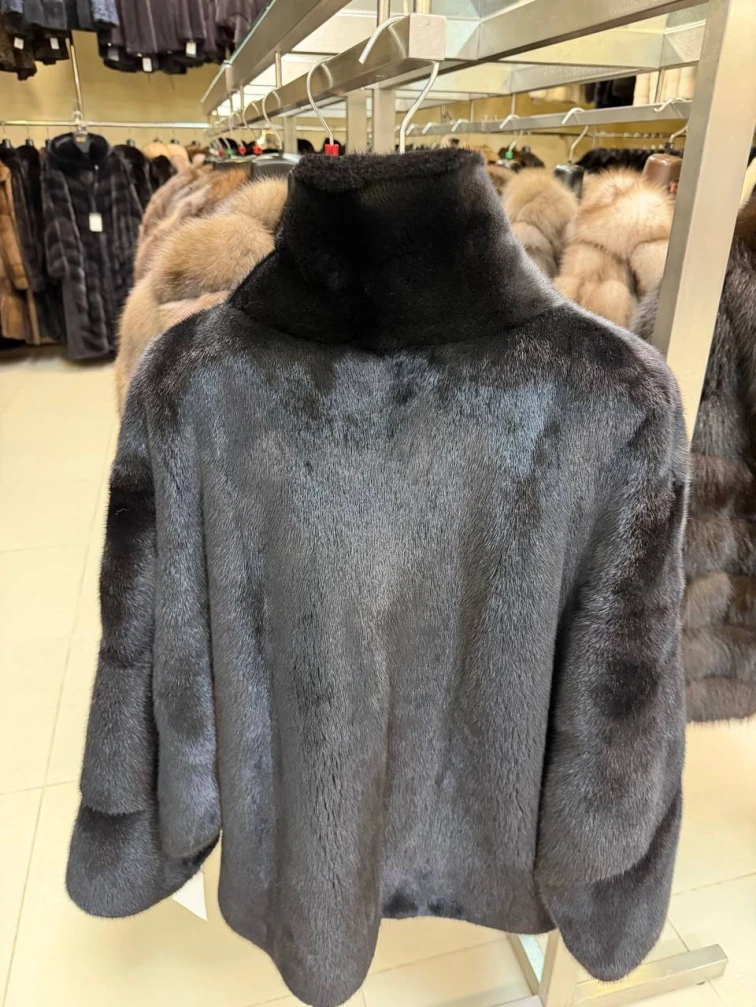 Короткая женская норковая шуба Москвичка-51593, черная, размер 48, артикул 65680-1