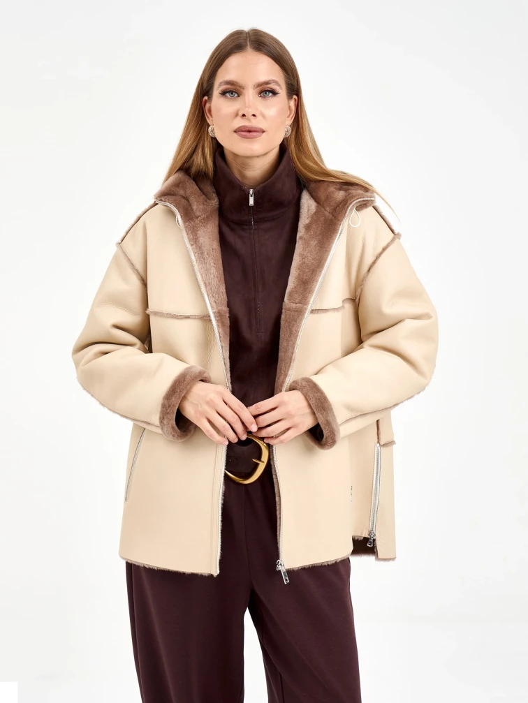 Короткая женская дубленка с капюшоном 2075, светло-коричневая, размер 44, артикул 65070-2