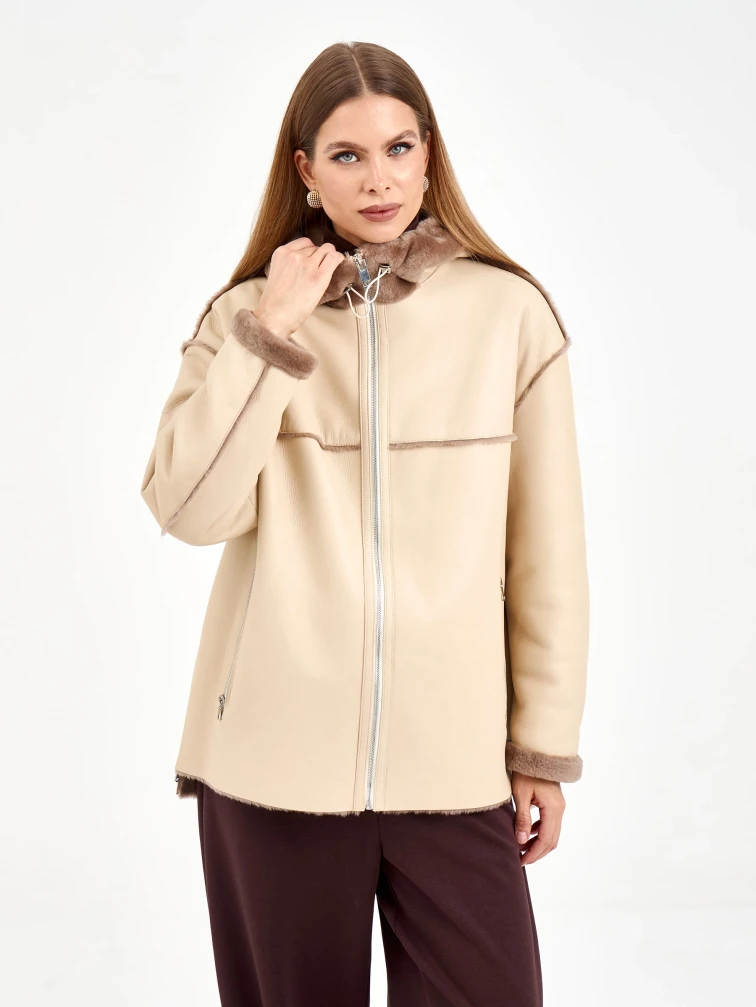Короткая женская дубленка с капюшоном 2075, светло-коричневая, размер 44, артикул 65070-0