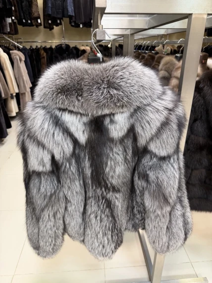 Короткая шуба из меха лисы для женщин Л1010-010, серебристо-чёрная, размер 48, артикул 65510-1