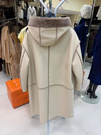 Бежевая женская дубленка с капюшоном 2077-1