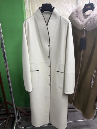 Белый женский кожаный плащ 3104-0