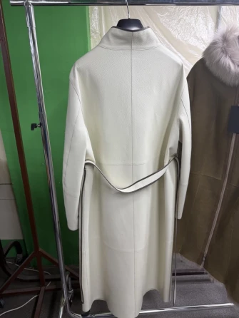 Белый женский кожаный плащ 3104-1